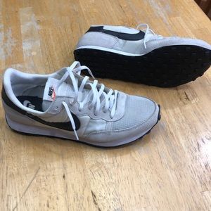 Nike mens tennis shoes waffle sole size 10.5